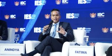 Ketua Umum Kamar Dagang dan Industri (Kadin) Indonesia Anindya Novyan Bakrie dalam sesi panel di acara Indonesia Economic Summit (IES) Thought Leadership bertajuk "How Can Indonesia Leverage The Green Sectors to Boost Growth" di Hotel Shangri-La Jakarta pada Rabu (04/02/2026).