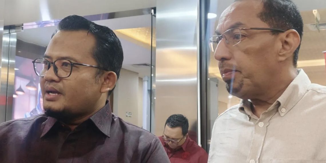 Direktur Utama PT Dana Syariah Indonesia (DSI) Taufiq Aljufri (kanan) bersama pengacaranya, Pris Madani (kiri), memberikan keterangan pers di Gedung Bareskrim Polri, Jakarta, Senin (9/2/2026). Foto: /ANTARA