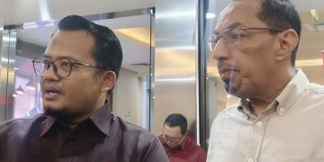 Direktur Utama PT Dana Syariah Indonesia (DSI) Taufiq Aljufri (kanan) bersama pengacaranya, Pris Madani (kiri), memberikan keterangan pers di Gedung Bareskrim Polri, Jakarta, Senin (9/2/2026). Foto: /ANTARA