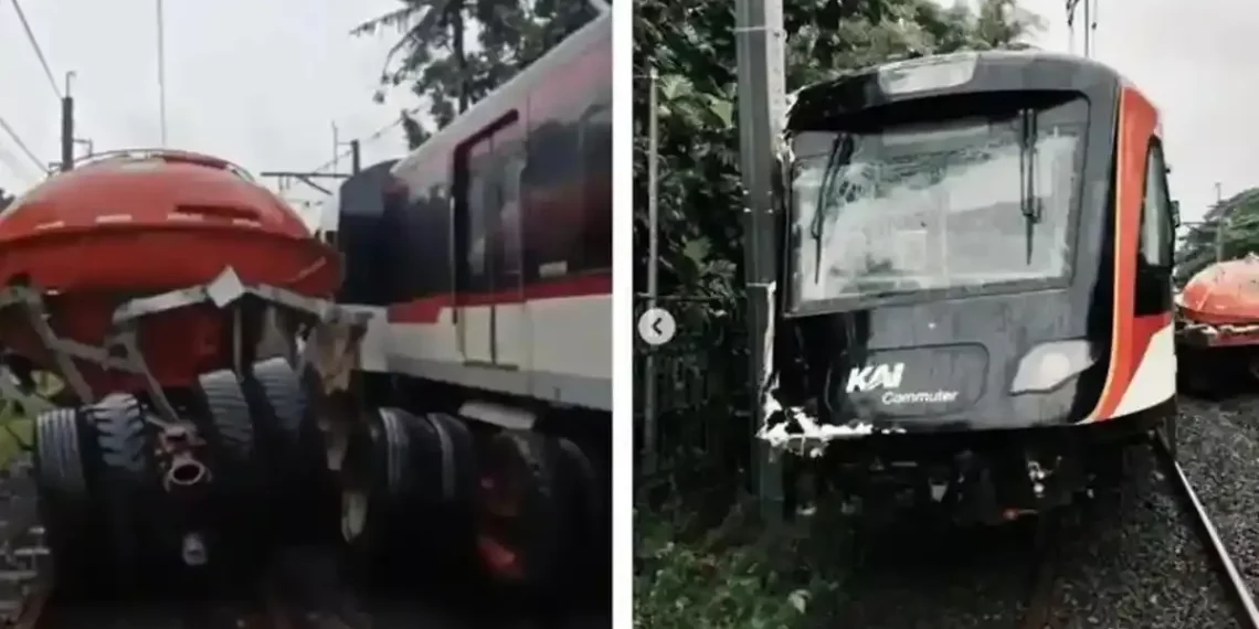 Rangkaian Commuter Line Basoetta No. 806 tujuan Bandara Soekarno-Hatta yang mengalami kendala usai tabrakan dengan truk di perlintasan sebidang JPL 21 lintas Rawa Buaya – Batuceper pada Jumat pagi (20/2) sekitar pukul 06.05 WIB. (Foto: Istimewa)