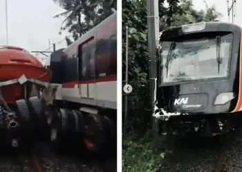 Rangkaian Commuter Line Basoetta No. 806 tujuan Bandara Soekarno-Hatta yang mengalami kendala usai tabrakan dengan truk di perlintasan sebidang JPL 21 lintas Rawa Buaya – Batuceper pada Jumat pagi (20/2) sekitar pukul 06.05 WIB. (Foto: Istimewa)