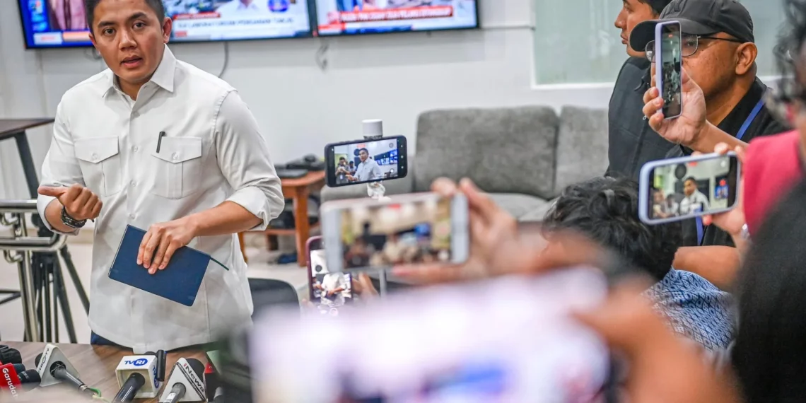 Sekretaris Kabinet (Seskab) Teddy Indra Wijaya menyampaikan keterangan pers di hadapan awak media di lingkungan Istana Kepresidenan Jakarta, pada Jumat, 27 Februari 2026. (Foto: Istimewa)
