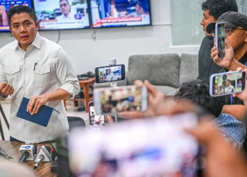 Sekretaris Kabinet (Seskab) Teddy Indra Wijaya menyampaikan keterangan pers di hadapan awak media di lingkungan Istana Kepresidenan Jakarta, pada Jumat, 27 Februari 2026. (Foto: Istimewa)
