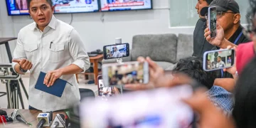 Sekretaris Kabinet (Seskab) Teddy Indra Wijaya menyampaikan keterangan pers di hadapan awak media di lingkungan Istana Kepresidenan Jakarta, pada Jumat, 27 Februari 2026. (Foto: Istimewa)