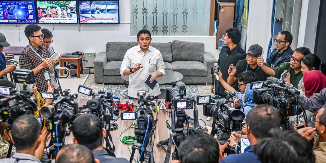 Sekretaris Kabinet (Seskab) Teddy Indra Wijaya menyampaikan keterangan pers di hadapan awak media di lingkungan Istana Kepresidenan Jakarta, pada Jumat, 27 Februari 2026. (Foto: Istimewa)