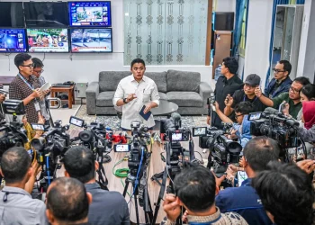 Sekretaris Kabinet (Seskab) Teddy Indra Wijaya menyampaikan keterangan pers di hadapan awak media di lingkungan Istana Kepresidenan Jakarta, pada Jumat, 27 Februari 2026. (Foto: Istimewa)