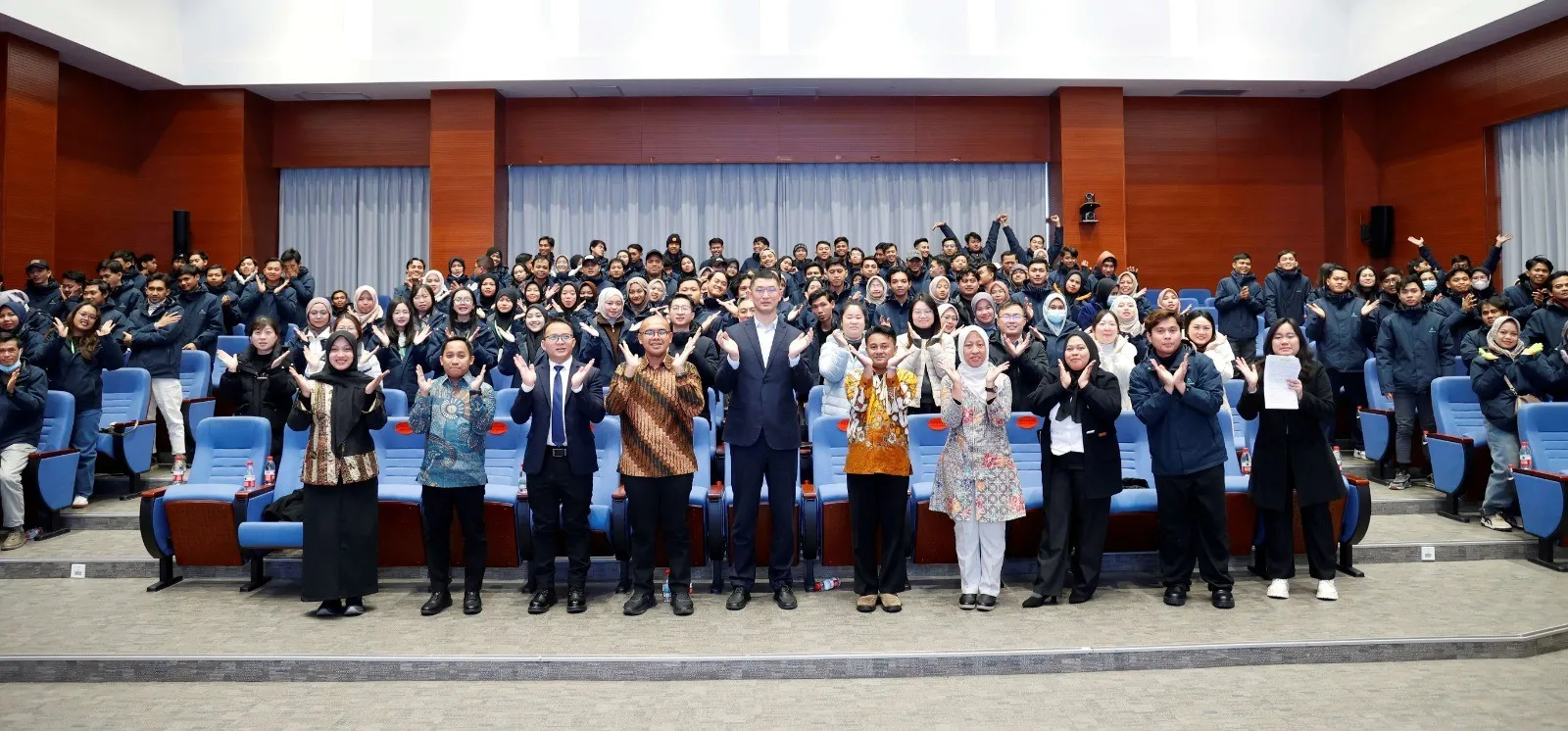 KEK Batang mengirim 156 pekerja ke China sebagai bagian dari pemberdayaan masyarakat lokal sekaligus untuk transfer teknologi. (Foto: Istimewa)