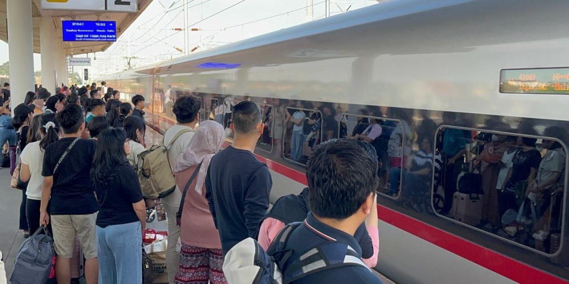 Penumpang bersiap menaiki Kereta Cepat Whoosh. (Foto: Dok. KCIC)