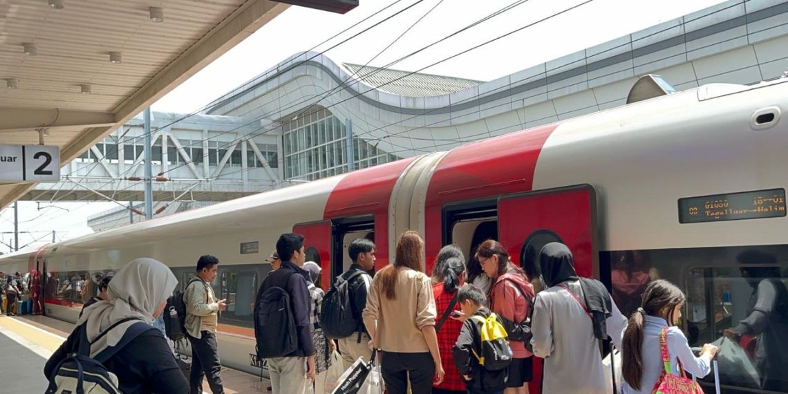 Penumpang bersiap menaiki Kereta Cepat Whoosh. (Foto: Dok. KCIC)