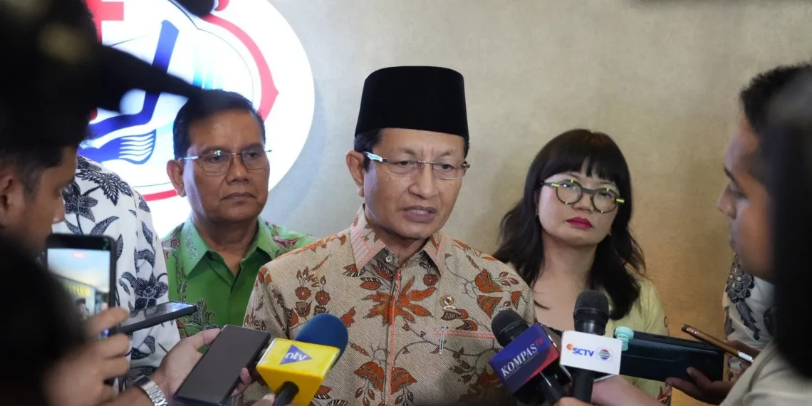 Menag Nasaruddin Umar (tengah) saat doorstop bersama awak media. (Foto: Dok. Kemenag)