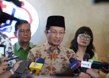 Menag Nasaruddin Umar (tengah) saat doorstop bersama awak media. (Foto: Dok. Kemenag)