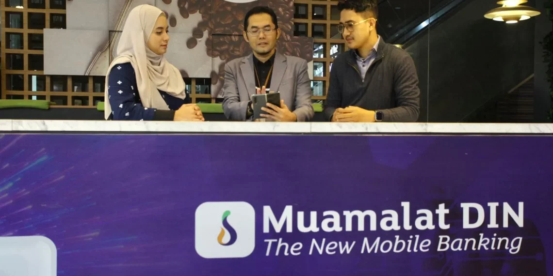 Nasabah menyimak penjelasan Head of Digital Banking and Marketing Communications PT Bank Muamalat Indonesia Tbk Dadang Rohandi (tengah) tentang cara berziswaf melalui aplikasi Muamalat DIN di Jakarta, Kamis (19/2). Hingga akhir 2025, transaksi ziswaf di Muamalat DIN tumbuh 24,75 persen YoY. (Foto: Istimewa)