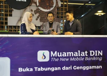 Nasabah menyimak penjelasan Head of Digital Banking and Marketing Communications PT Bank Muamalat Indonesia Tbk Dadang Rohandi (tengah) tentang cara berziswaf melalui aplikasi Muamalat DIN di Jakarta, Kamis (19/2). Hingga akhir 2025, transaksi ziswaf di Muamalat DIN tumbuh 24,75 persen YoY. (Foto: Istimewa)