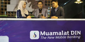 Nasabah menyimak penjelasan Head of Digital Banking and Marketing Communications PT Bank Muamalat Indonesia Tbk Dadang Rohandi (tengah) tentang cara berziswaf melalui aplikasi Muamalat DIN di Jakarta, Kamis (19/2). Hingga akhir 2025, transaksi ziswaf di Muamalat DIN tumbuh 24,75 persen YoY. (Foto: Istimewa)