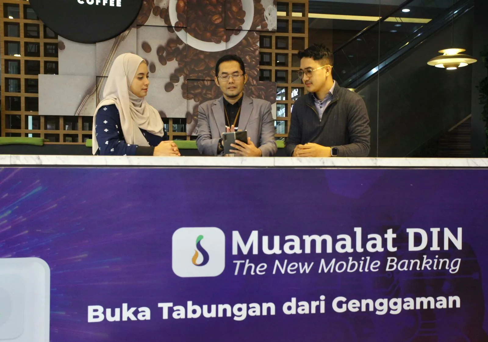 Nasabah menyimak penjelasan Head of Digital Banking and Marketing Communications PT Bank Muamalat Indonesia Tbk Dadang Rohandi (tengah) tentang cara berziswaf melalui aplikasi Muamalat DIN di Jakarta, Kamis (19/2). Hingga akhir 2025, transaksi ziswaf di Muamalat DIN tumbuh 24,75 persen YoY. (Foto: Istimewa)