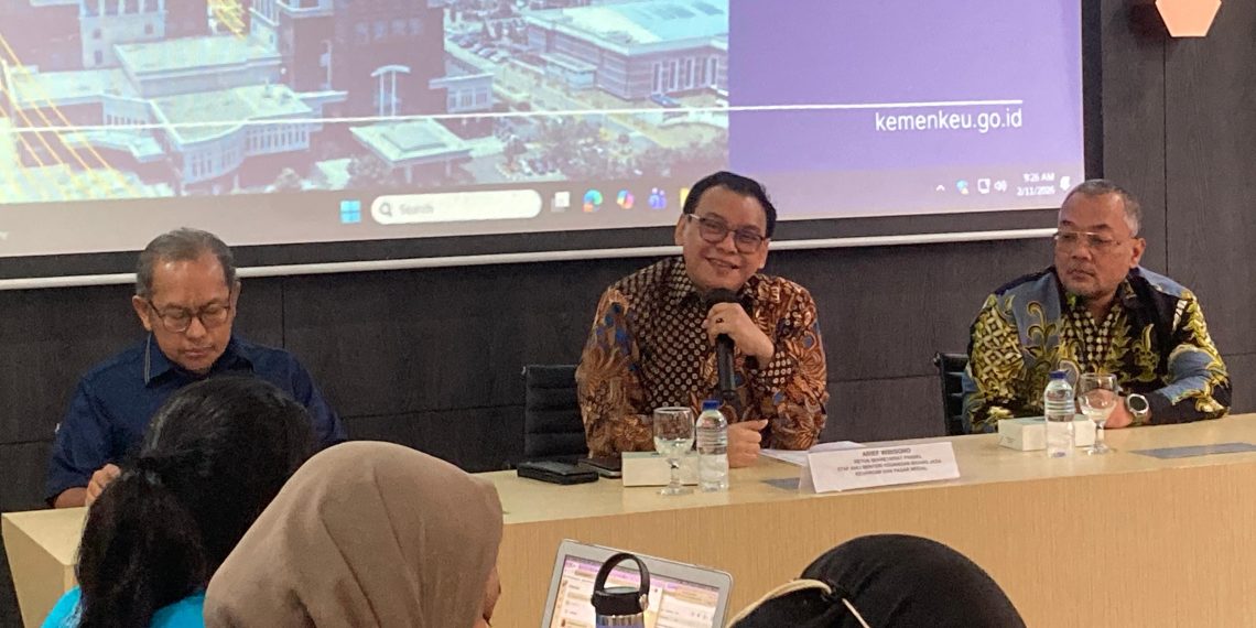 Ketua Sekretariat Panitia Seleksi, sekaligus Staf Ahli Menteri Keuangan Bidang Jasa Keuangan dan Pasar Modal, Arief Wibisono (tengah) bersama anggota Sekretariat Pansel sekaligus Direktur Departemen Hukum Bank Indonesia, Safari Kasiyanto (kanan) saat konferensi pers terkait pengumuman pendaftaran seleksi calon anggota Dewan Komisioner Otoritas Jasa Keuangan (OJK) di kantor Kementerian Keuangan RI, Jakarta, Rabu, 11 Februari 2026. (Foto: Prima Gumilang)