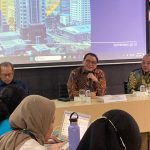 Ketua Sekretariat Panitia Seleksi, sekaligus Staf Ahli Menteri Keuangan Bidang Jasa Keuangan dan Pasar Modal, Arief Wibisono (tengah) bersama anggota Sekretariat Pansel sekaligus Direktur Departemen Hukum Bank Indonesia, Safari Kasiyanto (kanan) saat konferensi pers terkait pengumuman pendaftaran seleksi calon anggota Dewan Komisioner Otoritas Jasa Keuangan (OJK) di kantor Kementerian Keuangan RI, Jakarta, Rabu, 11 Februari 2026. (Foto: Prima Gumilang)