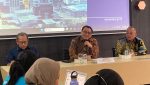 Ketua Sekretariat Panitia Seleksi, sekaligus Staf Ahli Menteri Keuangan Bidang Jasa Keuangan dan Pasar Modal, Arief Wibisono (tengah) bersama anggota Sekretariat Pansel sekaligus Direktur Departemen Hukum Bank Indonesia, Safari Kasiyanto (kanan) saat konferensi pers terkait pengumuman pendaftaran seleksi calon anggota Dewan Komisioner Otoritas Jasa Keuangan (OJK) di kantor Kementerian Keuangan RI, Jakarta, Rabu, 11 Februari 2026. (Foto: Prima Gumilang)