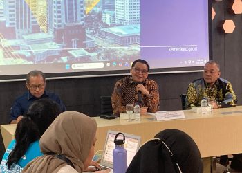 Ketua Sekretariat Panitia Seleksi, sekaligus Staf Ahli Menteri Keuangan Bidang Jasa Keuangan dan Pasar Modal, Arief Wibisono (tengah) bersama anggota Sekretariat Pansel sekaligus Direktur Departemen Hukum Bank Indonesia, Safari Kasiyanto (kanan) saat konferensi pers terkait pengumuman pendaftaran seleksi calon anggota Dewan Komisioner Otoritas Jasa Keuangan (OJK) di kantor Kementerian Keuangan RI, Jakarta, Rabu, 11 Februari 2026. (Foto: Prima Gumilang)