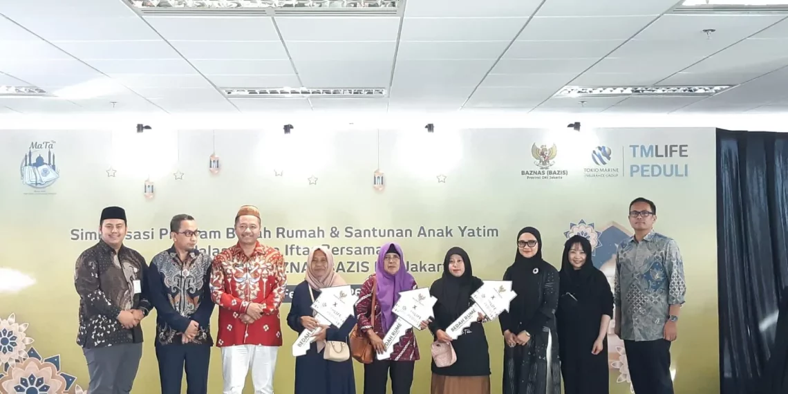 Tokio Marine Life dan BAZNAS Bazis DKI Jakarta adakan penyerahan kunci simbolis kepada penerima program Bedah Rumah di Jakarta, Kamis (26/2). (Foto: Steven Widjaja)