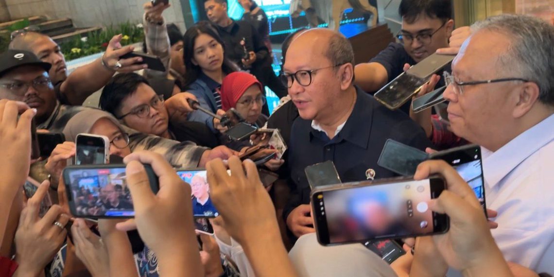 CEO Danantara, Rosan Roeslani saat cegat wartawan di Gedung BEI, Minggu (1/2).