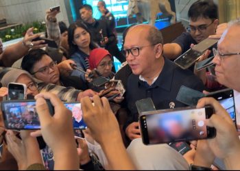 CEO Danantara, Rosan Roeslani saat cegat wartawan di Gedung BEI, Minggu (1/2).