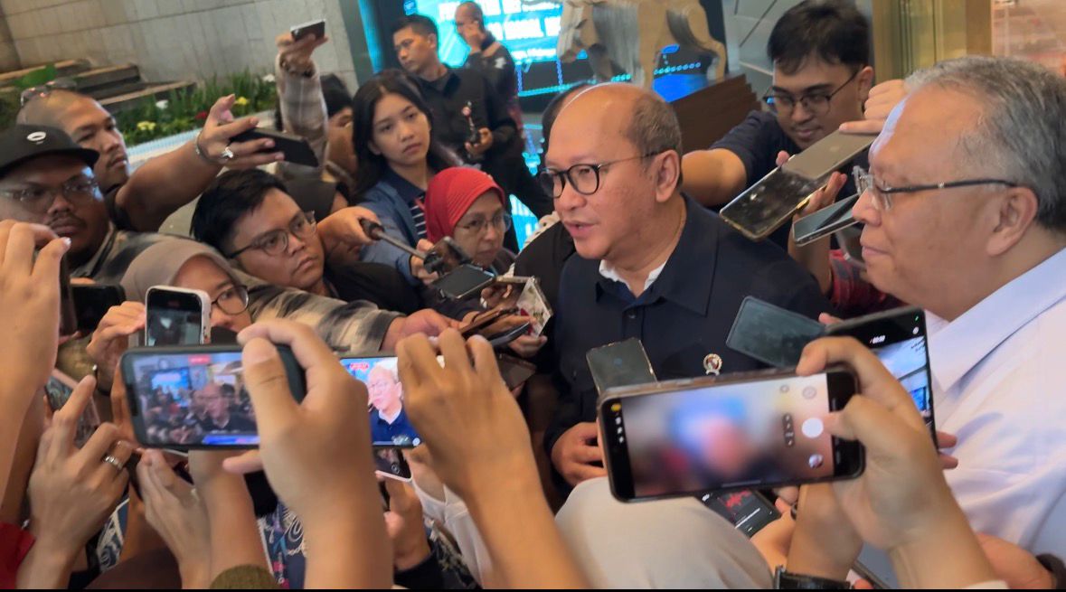 CEO Danantara, Rosan Roeslani saat cegat wartawan di Gedung BEI, Minggu (1/2).