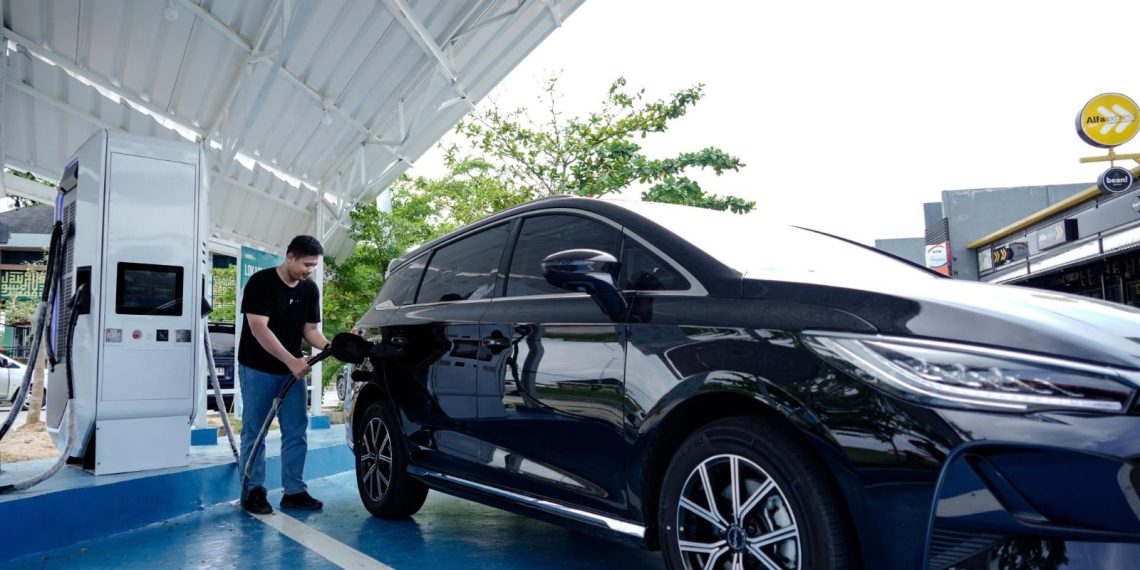 Ilustrasi pelanggan saat melakukan pengisian daya kendaraan listrik di SPKLU Rest Area A KM 65 tol Medan - Tebing Tinggi. Seiring pertumbuhan jumlah SPKLU, jangkauan layanannya terus meluas. Hingga 2025, sebanyak 4.655 unit SPKLU telah beroperasi di 3.007 titik lokasi.