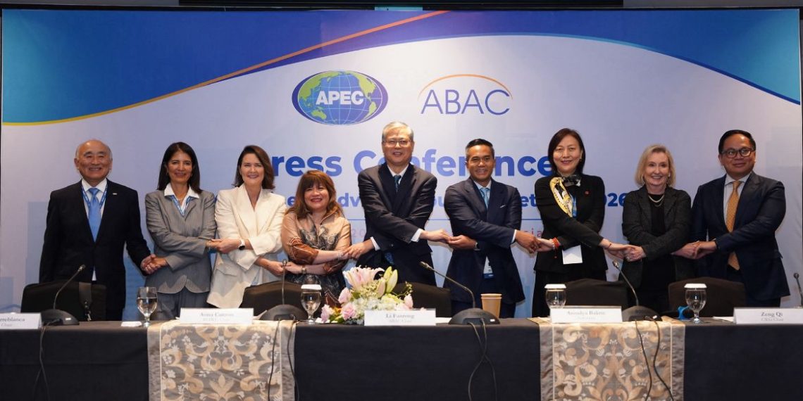 Ketua Umum Kamar Dagang dan Industri (Kadin) Indonesia Anindya Novyan Press Conference ABAC Meeting I 2026 di Hotel Shangri-La Jakarta pada Senin (09/02/2026).