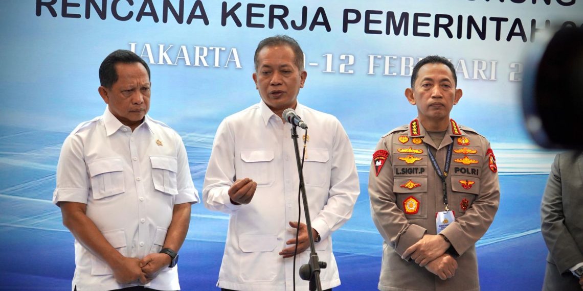 Menteri Koperasi Ferry Juliantono (tengah) bersama Kepala Kepolisian Negara Republik Indonesia Jenderal Polisi Listyo Sigit Prabowo (kanan) dan Menteri Dalam Negeri (Mendagri) Tito Karnavian (kiri) dalam acara diskusi panel Rapim Polri, di Jakarta, Rabu (11/2). (Foto: Istimewa)