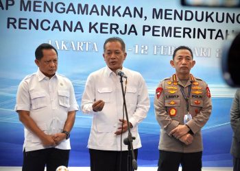 Menteri Koperasi Ferry Juliantono (tengah) bersama Kepala Kepolisian Negara Republik Indonesia Jenderal Polisi Listyo Sigit Prabowo (kanan) dan Menteri Dalam Negeri (Mendagri) Tito Karnavian (kiri) dalam acara diskusi panel Rapim Polri, di Jakarta, Rabu (11/2). (Foto: Istimewa)