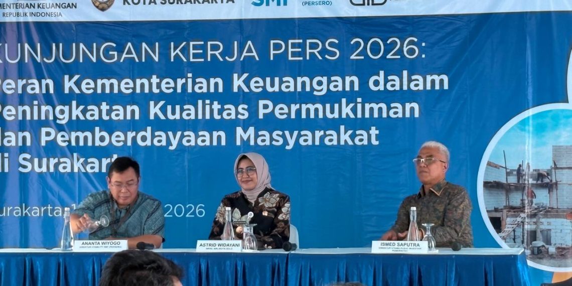 Direktur Utama PIP Ismed Saputra (kanan) bersama dengan Wakil Wali Kota Surakarta Astrid Widayani (tengah) dan Direktur Utama PT SMF (Persero) Ananta Wiyogo (kiri)