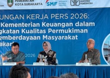 Direktur Utama PIP Ismed Saputra (kanan) bersama dengan Wakil Wali Kota Surakarta Astrid Widayani (tengah) dan Direktur Utama PT SMF (Persero) Ananta Wiyogo (kiri)
