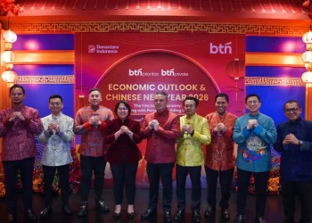 Wakil Direktur Utama BTN Oni Febriarto Rahardjo (tengah) berfoto bersama jajaran direksi BTN pada acara BTN Economic Outlook & Chinese New Year 2026 di Jakarta, Senin (23/2).