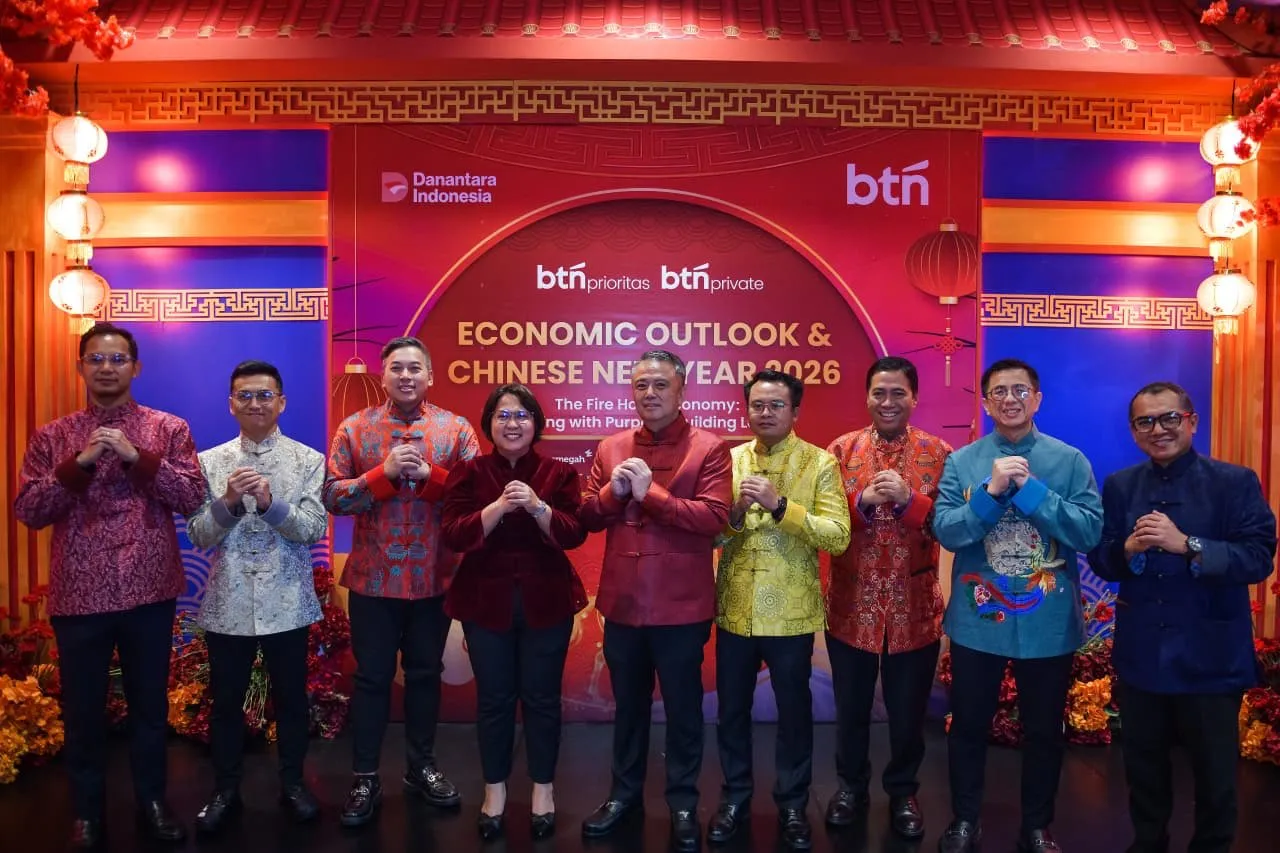 Wakil Direktur Utama BTN Oni Febriarto Rahardjo (tengah) berfoto bersama jajaran direksi BTN pada acara BTN Economic Outlook & Chinese New Year 2026 di Jakarta, Senin (23/2).