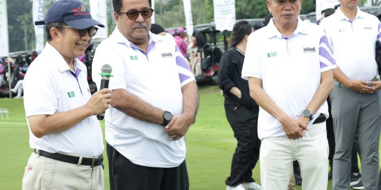 Wakil Ketua Dewan Pengawas Danantara, Muliaman D. Hadad (paling kiri) bersama Wakil Gubernur DKI Jakarta Rano Karno (tengah) dan Chairman Infobank Media Group Eko B. Supriyanto dalam penyelenggaraan “8th Green Golf Tournament 2026” di Pondok Indah Golf Course, Jakarta, Sabtu (7/2/2026). (Foto: Zaenal Abdurrani)