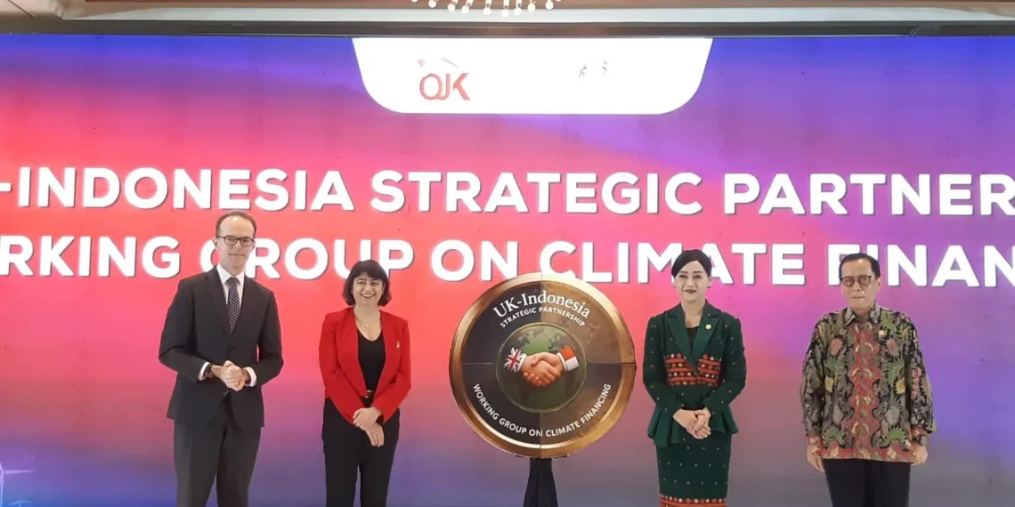 Peresmian Working Group (Kelompok Kerja) dilakukan oleh UK Minister for the Indo-Pacific Seema Malhotra, Duta Besar Inggris untuk Indonesia Dominic Jermey, Pjs Ketua Dewan Komsioner OJK Friderica Widyasari Dewi dan Kepala Eksekutif Pengawas Perbankan OJK Dian Ediana Rae di Jakarta, Kamis (26/2). (Foto: Steven Widjaja)