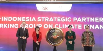 Peresmian Working Group (Kelompok Kerja) dilakukan oleh UK Minister for the Indo-Pacific Seema Malhotra, Duta Besar Inggris untuk Indonesia Dominic Jermey, Pjs Ketua Dewan Komsioner OJK Friderica Widyasari Dewi dan Kepala Eksekutif Pengawas Perbankan OJK Dian Ediana Rae di Jakarta, Kamis (26/2). (Foto: Steven Widjaja)