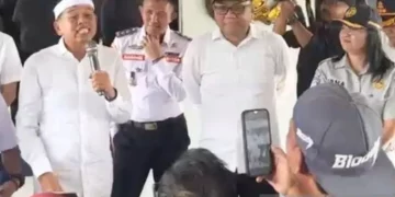 Gubernur Jawa Barat Dedi Mulyadi menyerahkan secara simbolis kompensasi kepada sopir angkutan kota (angkot) yang melayani jalur Puncak di Mako Polres Bogor, Cibinong, Kabupaten Bogor, Jawa Barat, Minggu (15/3/2026). ANTARA/M Fikri Setiawan