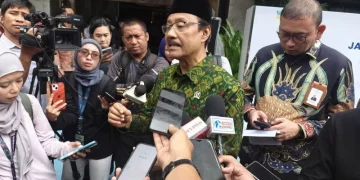 Menteri Sosial Saifullah Yusuf memberikan keterangan kepada para pewarta selepas apel kedisiplinan pegawai di Kantor Kementerian Sosial, Salemba, Jakarta, Kamis (26/3/2026) ANTARA/M Riezko Bima Elko Prasetyo