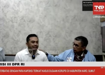 Terdakwa kasus proyek video desa Amsal Sitepu bersama Anggota Komisi III DPR RI Hinca Panjaitan saat ikut rapat daring bersama Komisi III DPR RI. (ANTARA/HO-DPR)