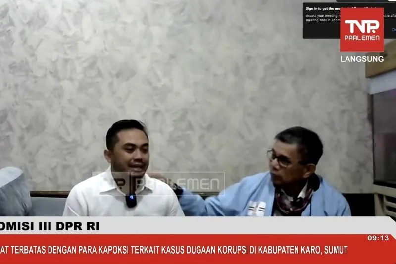 Terdakwa kasus proyek video desa Amsal Sitepu bersama Anggota Komisi III DPR RI Hinca Panjaitan saat ikut rapat daring bersama Komisi III DPR RI. (ANTARA/HO-DPR)