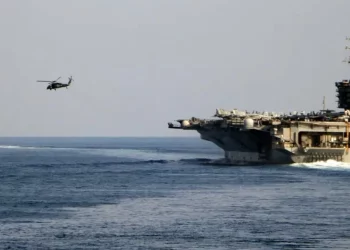 Kapal induk USS Dwight D Eisenhower melintasi Selat Hormuz menuju Teluk Persia (foto: ist)