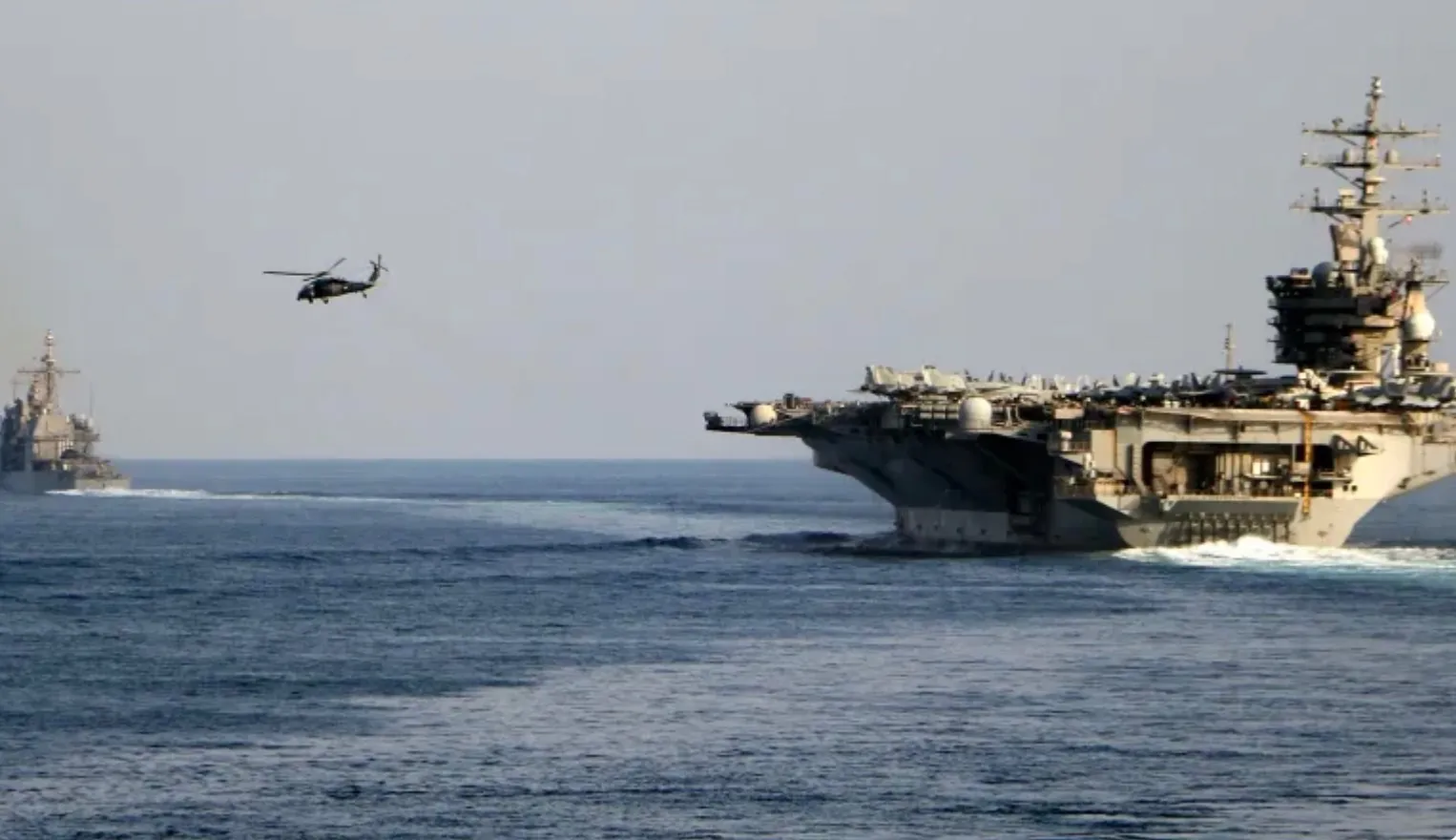 Kapal induk USS Dwight D Eisenhower melintasi Selat Hormuz menuju Teluk Persia (foto: ist)