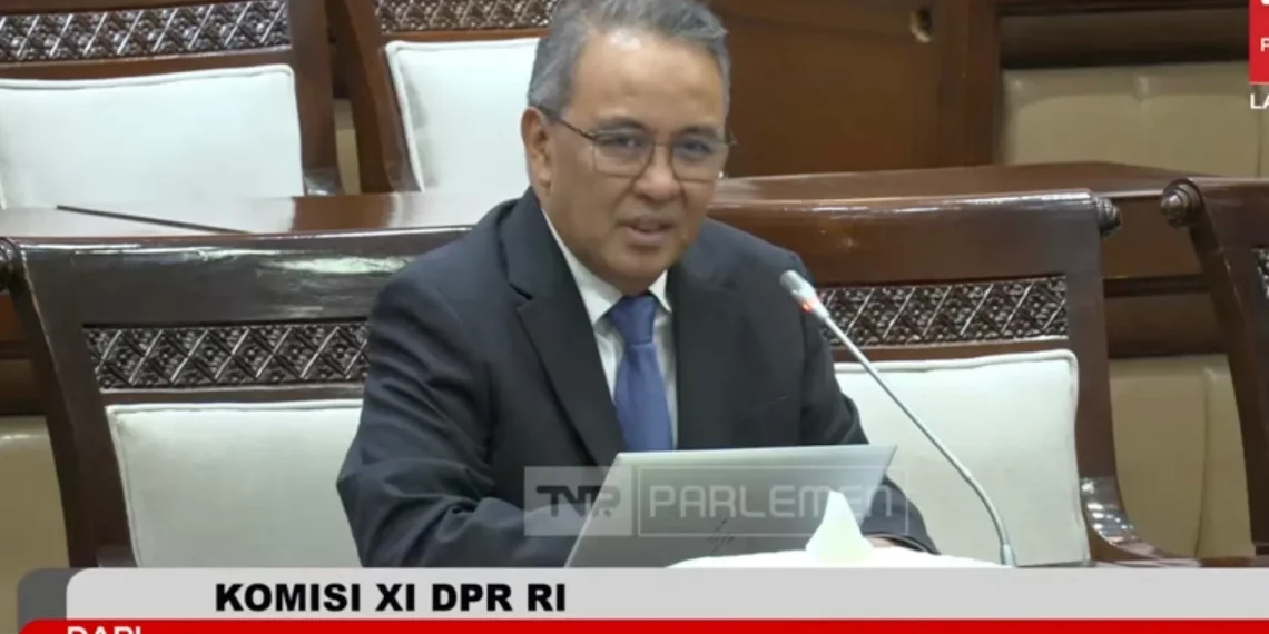 Kepala Departemen Kebijakan Sistem Pembayaran, Bank Indonesia Dicky Kartikoyono saat memaparkan visi, misi, serta arah kebijakan strategis dalam uji kelayakan dan kepatutan di Dewan Perwakilan Rakyat RI, Rabu (11/3).