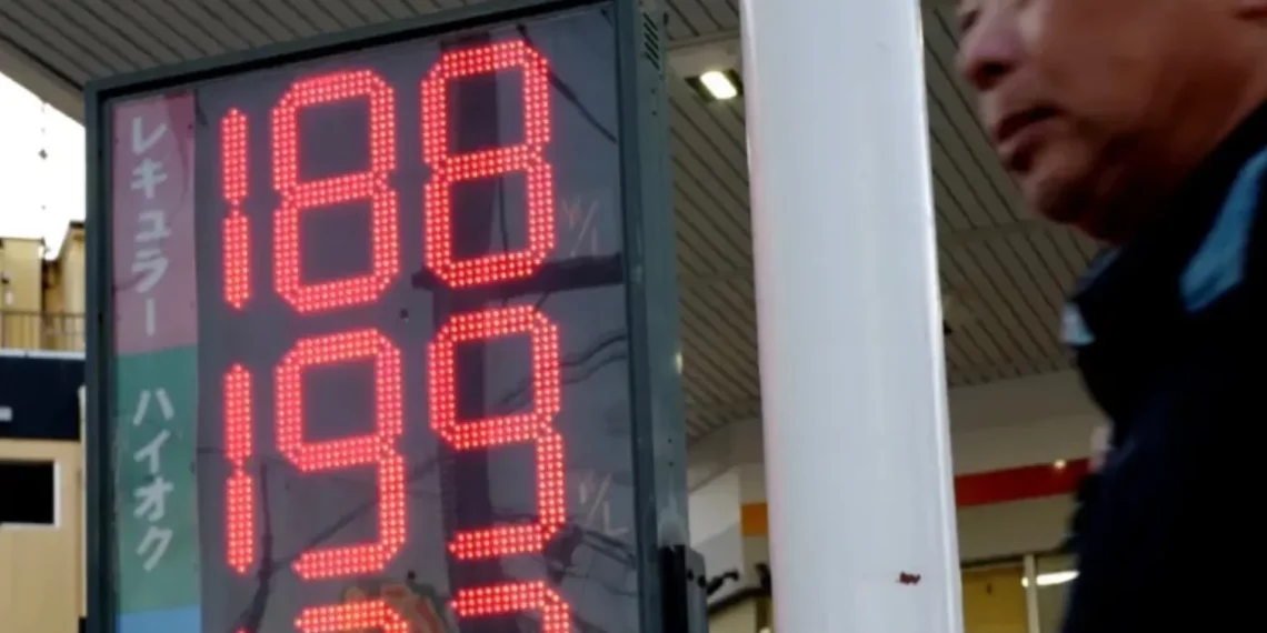 Papan pengumuman di sebuah SPBU menunjukkan harga bensin di Tokyo pada tanggal 14 Maret 2026. (foto: AFP)