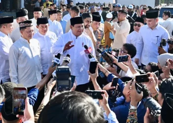 Presiden Prabowo Subianto memberikan keterangan kepada awak media usai melaksanakan salat Idulfitri bersama masyarakat di Masjid Darussalam, kawasan hunian sementara Kabupaten Aceh Tamiang, Sabtu, 21 Maret 2026. Foto: BPMI Setpres
