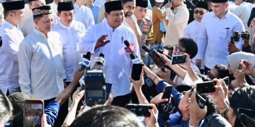 Presiden Prabowo Subianto memberikan keterangan kepada awak media usai melaksanakan salat Idulfitri bersama masyarakat di Masjid Darussalam, kawasan hunian sementara Kabupaten Aceh Tamiang, Sabtu, 21 Maret 2026. Foto: BPMI Setpres