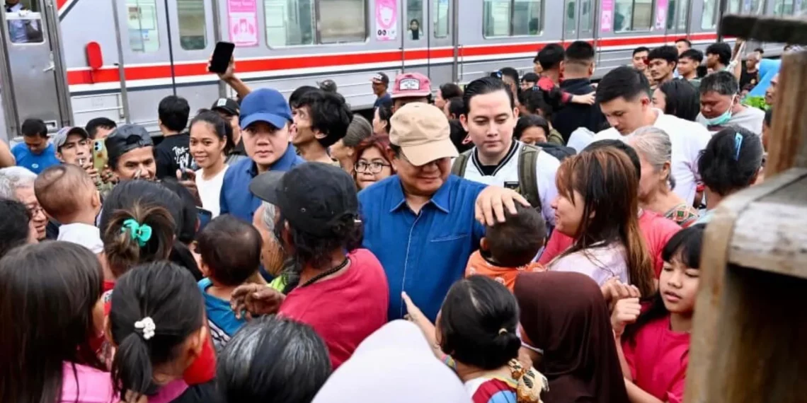 Presiden Prabowo Subianto menyapa warga di Kawasan Senen, Jakarta Pusat, pada Kamis, 26 Maret 2026. Foto: BPMI Setpres