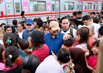 Presiden Prabowo Subianto menyapa warga di Kawasan Senen, Jakarta Pusat, pada Kamis, 26 Maret 2026. Foto: BPMI Setpres